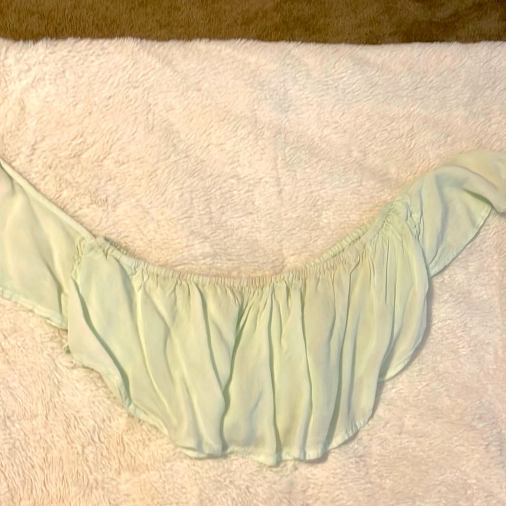 Beautiful green top - Picture 2 of 2